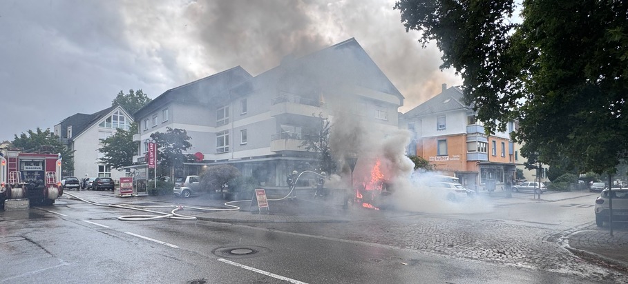 FW Achern: PKW Brand droht auf Wohn- und Geschäftsgebäude überzugreifen