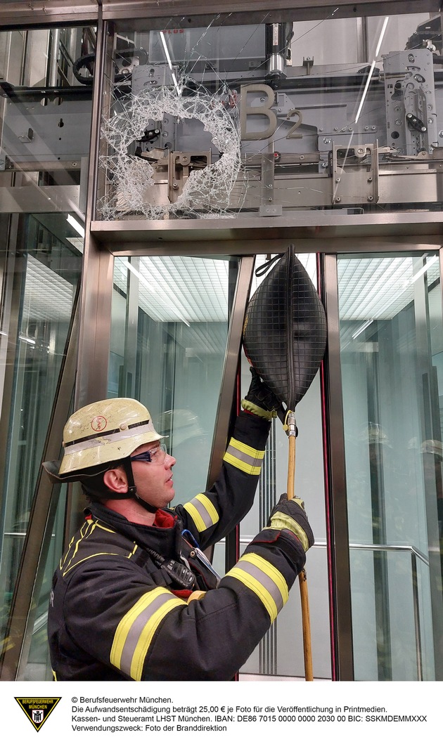 FW-M: Aufzugsöffnung durch die Feuerwehr (Schwabing)