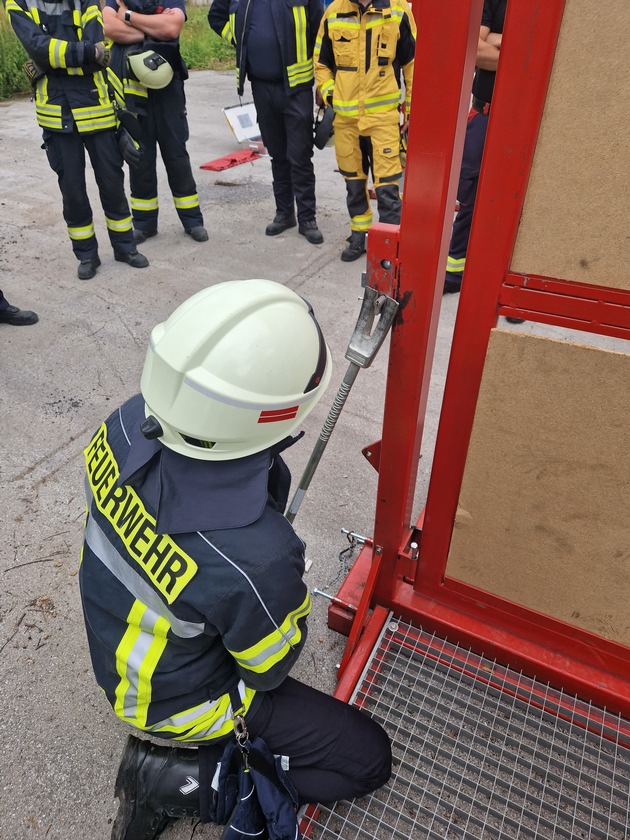 FW-KLE: Freiwillige Feuerwehr Bedburg-Hau - Seminar für Zugangstechniken in Mönchengladbach erfolgreich durchgeführt