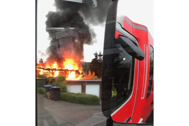 FW-BOT: Brennt PKW unter Carport / Feuer droht auf Wohnhaus überzugreifen