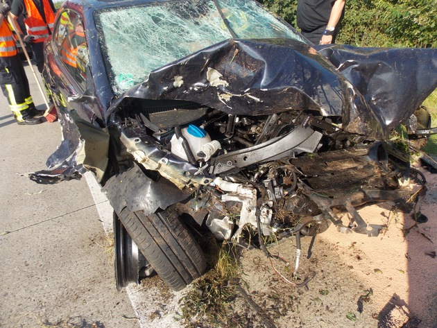 POL-CUX: Pkw überschlägt sich auf Autobahn - 34-Jähriger leicht verletzt