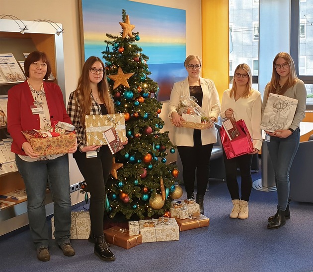 Weihnachtswünsche gingen in Erfüllung: uniVersa-Azubis organisierten Wunschbaumaktion