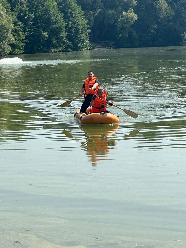 FW-DT: Die Feuerwehr Detmold befreit Schwan von einer Angelschnur auf dem Meschesee