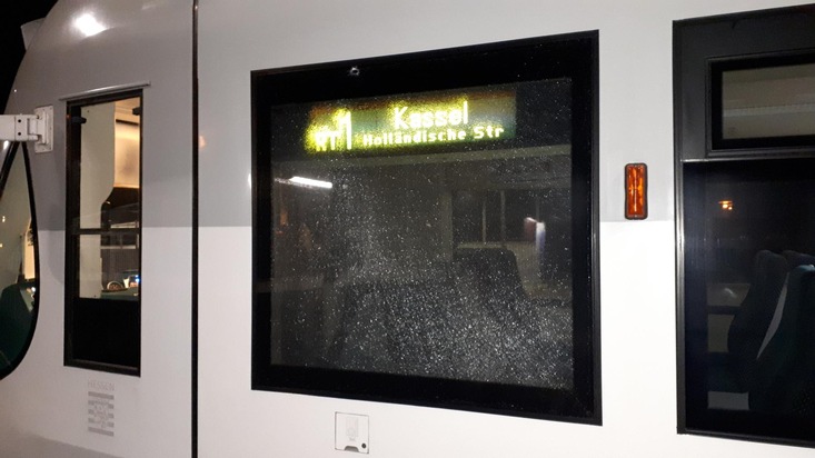 BPOL-KS: Bundespolizei ermittelt wegen kaputter Scheibe an Regiotram