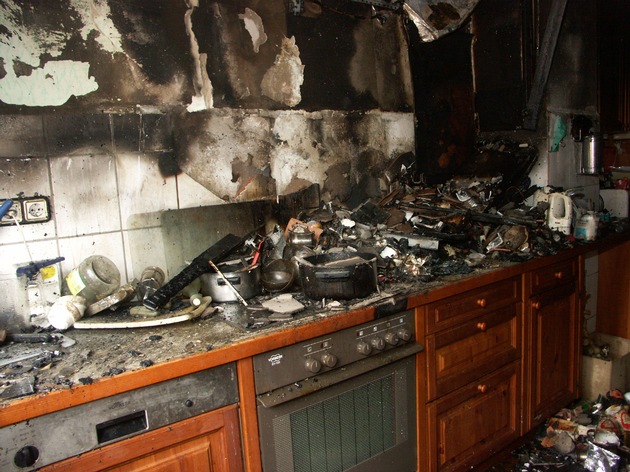 POL-NI: Lichtbilder zur Meldung &quot;Hausfrau wird Opfer eines Kuechenbrandes&quot; - Bilder im Download -
