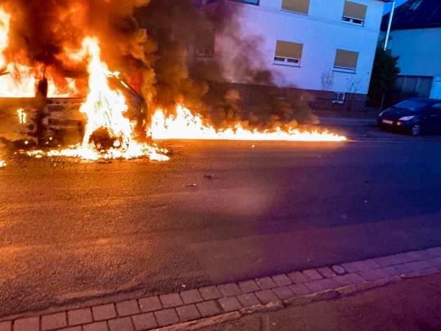 FW Lehrte: PKW gerät während der Fahrt in Brand
