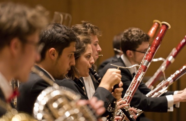 Schweizer Jugend-Sinfonie-Orchester: Herbsttournee 2020 - Das Schweizer Jugend-Sinfonie-Orchester (SJSO) darf wieder spielen / Für die Rückkehr auf die Konzertpodien besinnt sich das SJSO auf die Anfänge der romantischen Sinfonik