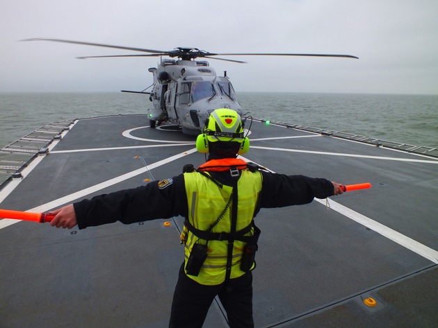 BPOL-CUX: Gemeinsames Training der Bundespolizei See und der Marineflieger auf der Nordsee - NH90 landet erstmals auf Bundespolizeischiff!