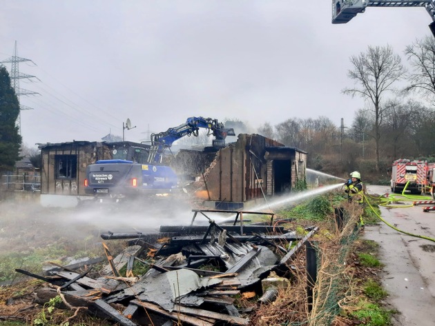 FW-E: Brand eines leerstehenden Gebäudes - langwieriger Einsatz für die Feuerwehr