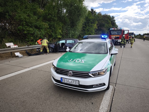 HZA-BS: Der ZOLL leistet Erste Hilfe auf der Bundesautobahn 7 bei Hotteln / Zwei Autos und ein LKW verunfallen