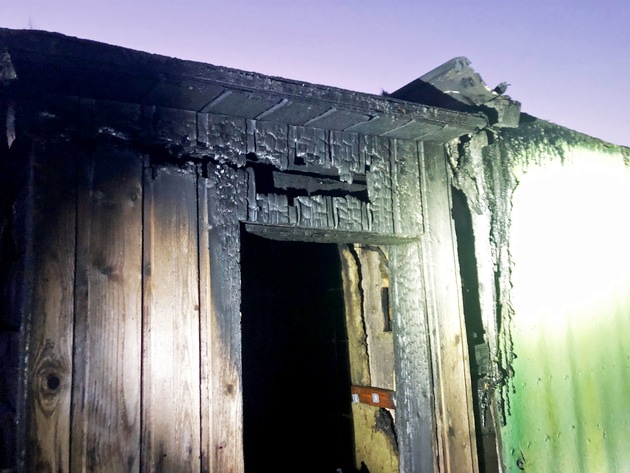 POL-ME: Unkraut mit Feuer entfernt - Gartenhütte abgebrannt - Hilden - 2004015