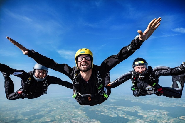 Alleine aus dem Flugzeug springen: Ultimativer Adrenalinrausch beim Jochen Schweizer Solo-Fallschirmsprung