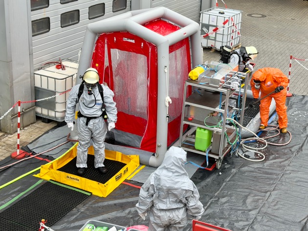 FW-OLL: Austritt von Salzsäure in Industriebetrieb - Feuerwehr unterbindet Gefahrensituation in