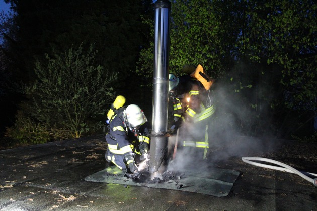 FW Menden: Brand im Dachbereich einer Werkstatt