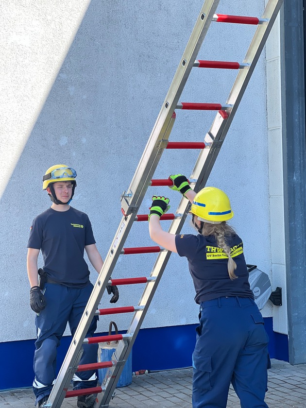 THW LVBEBBST: Die neue THW-Landesbeauftragte, Dr. Monika L&uuml;ke, &uuml;bergibt in Luckenwalde Leistungsabzeichen an 32 THW-Junghelferinnen und Helfer aus Berlin, Brandenburg und Sachsen-Anhalt