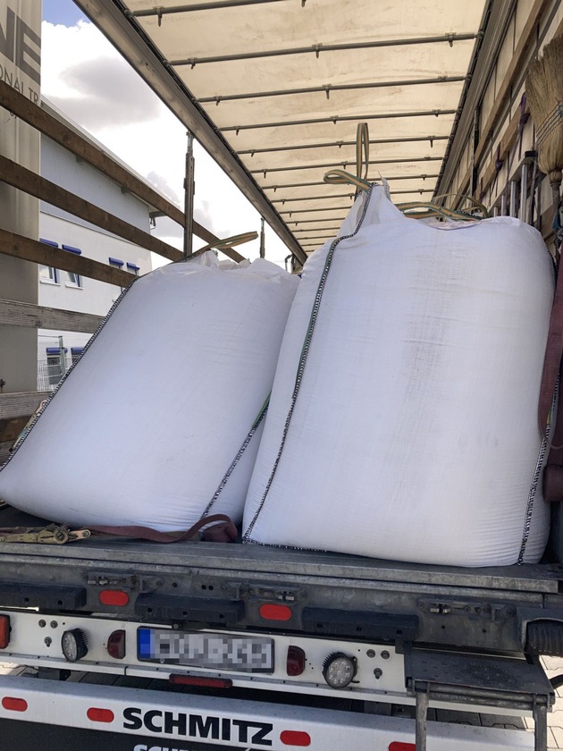 Mittelhessen: WETTERAUKREIS: + &quot;Schiefer Lkw&quot; fällt auf + Terrassentür hält Einbrechern stand + Lederjacke gestohlen +