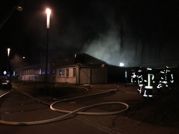 FW-Erkrath: Brand einer KFZ-Werkstatt