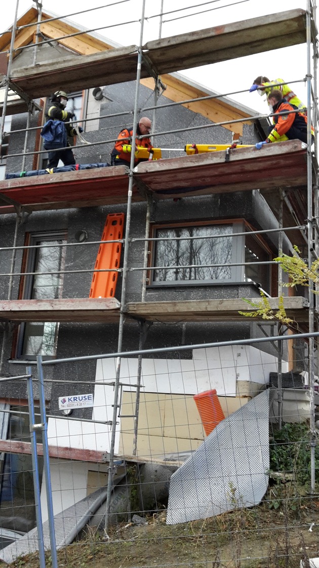 FW-EN: Arbeitsunfall auf Baustelle -Menschenrettung über Drehleiter