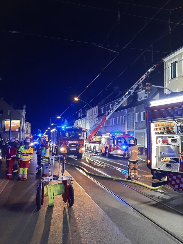 FW-E: Feuerwehr verhindert Dachstuhlbrand in letzter Sekunde