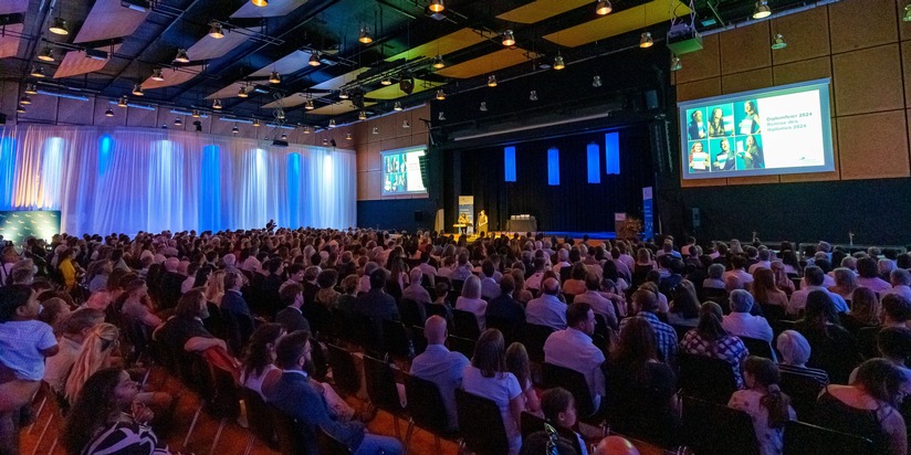 Medienmitteilung - Diplomfeier der FernUni Schweiz: Ein besonderer Tag für die Absolventinnen und Absolventen