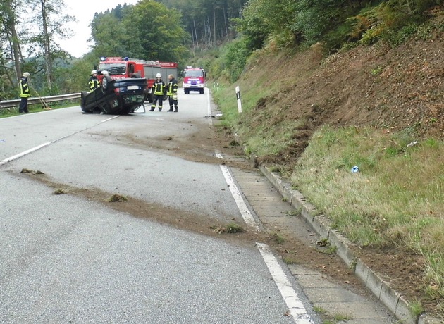 POL-PPWP: Stelzenberg: Auto aufs Dach gelegt