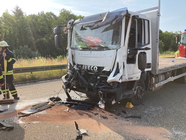 FW Pforzheim: Kleinlaster auf LKW aufgefahren, Person im Fahrzeug eingeklemmt