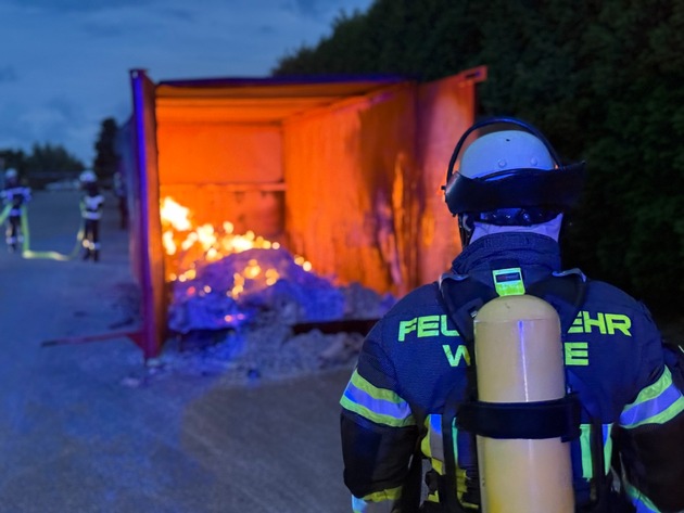 FW-WRN: Brennender Seefrachtcontainer im Gewerbegebiet Baaken