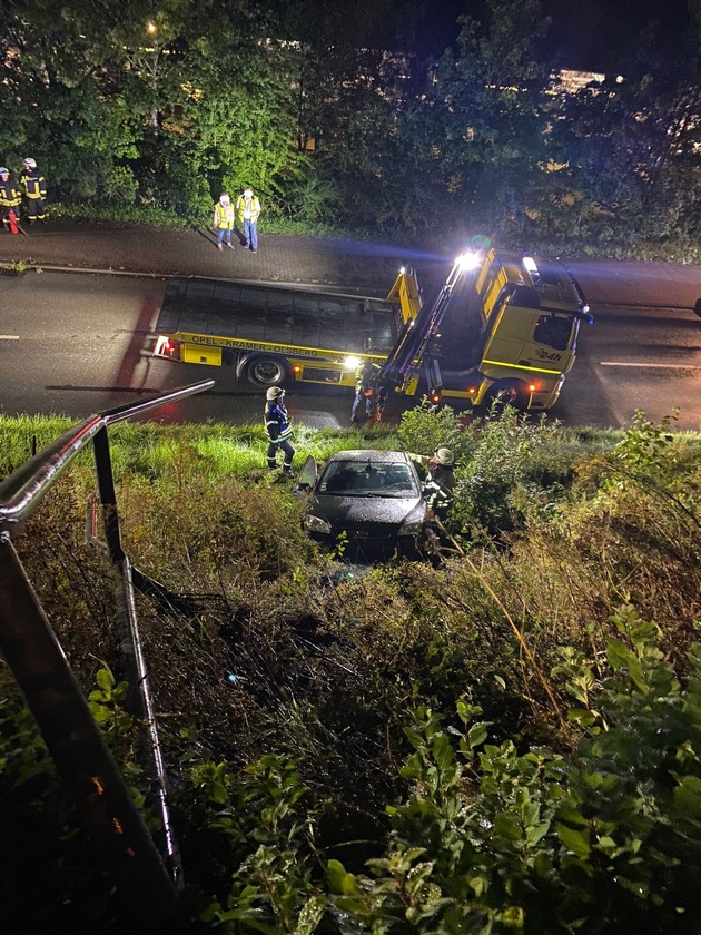 FF Olsberg: Fahrzeug durchschlägt Geländer und rutscht Böschung hinunter