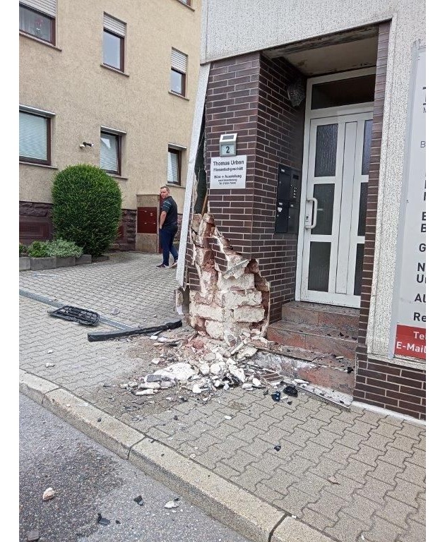 FW Pforzheim: beschädigtes Wohnhaus nach Verkehrsunfall