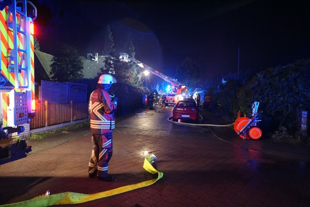FW Norderstedt: Buschberger Weg - Feuer in einem Einfamilienhaus