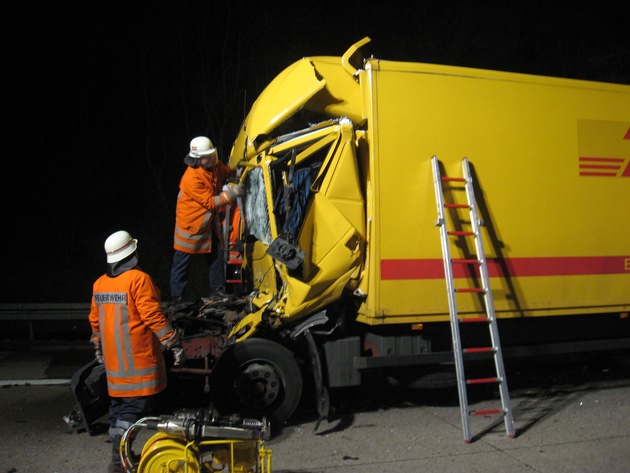 POL-HI: Ein Toter nach schweren Lkw-Unfall auf der BAB 7