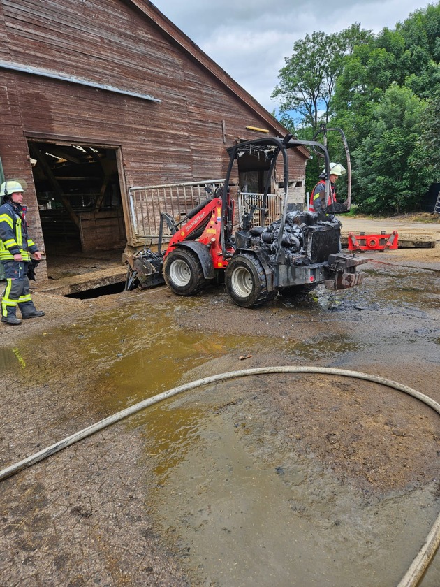 FW-ROW: Hoflader fängt Feuer