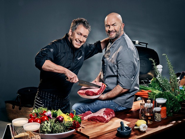 Saftiger Wettkampf im Kölner Südstadion: Football-Coach André tritt in &quot;BeefBattle - Duell am Grill&quot; auf ProSieben MAXX an (FOTO)