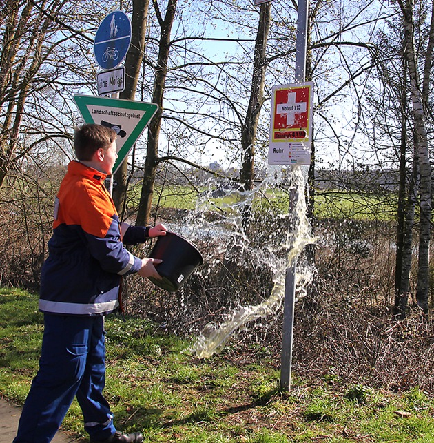 FW-E: Jugendfeuerwehr und Jugend-Einsatzteam der DLRG pflegen die RuSIS-Beschilderung an Ruhr und Baldeneysee