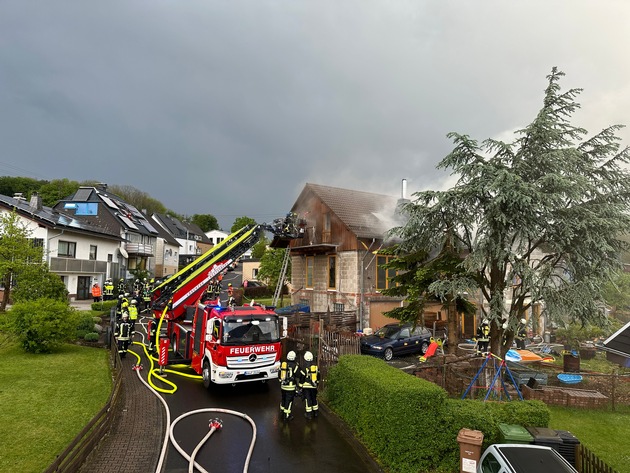 FW VG Westerburg: Einfamilienhaus brennt in Pottum - Bewohner bleiben unverletzt