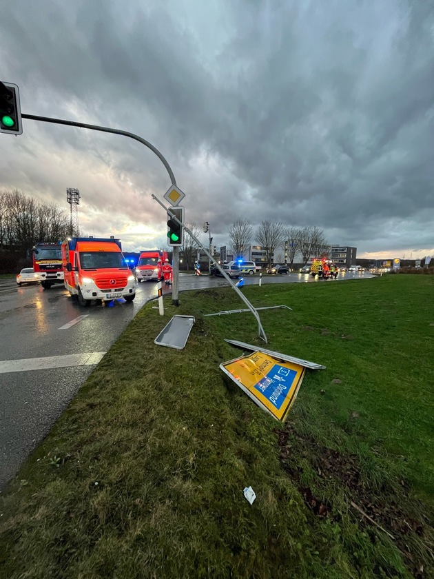 POL-BI: Sekundenschlaf endet vor Ampelmast