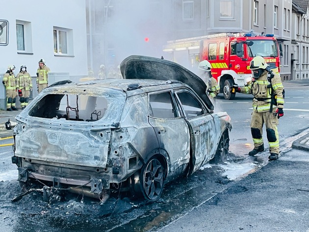 FW Lehrte: PKW gerät während der Fahrt in Brand