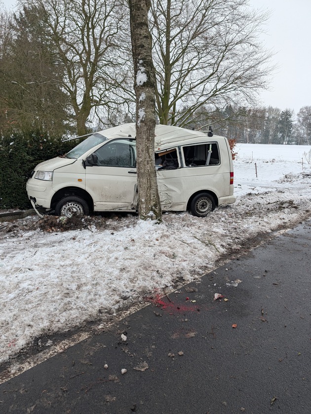 POL-STD: 21-jähriger VW-Busfahrer bei Unfall in Wangersen schwer verletzt