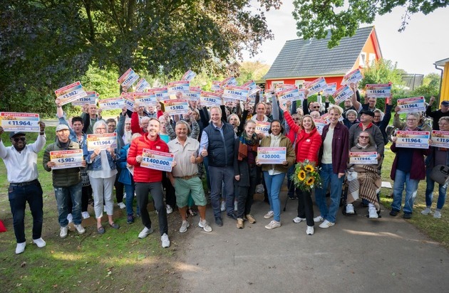 Deutsche Postcode Lotterie: Von Karibik-Reisen und einer Tüte Lakritz: 88 Grundhofer Glückspilze jubeln über 1,4 Millionen Euro