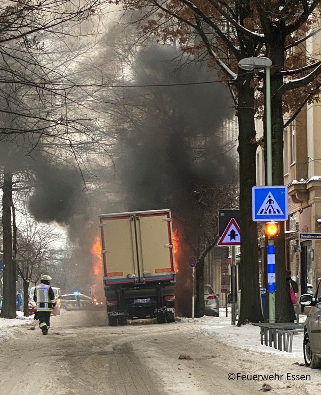 FW-E: Brennender LKW auf Rüttenscheider Straße - Keine Verletzten