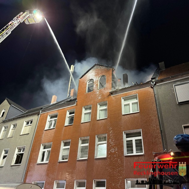FW-RE: Vollbrand eines Dachstuhls in Recklinghausen-Röllinghausen - keine Verletzten