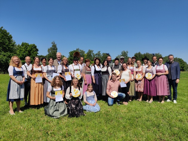 Bayerns herzlichste Ferienhöfe: 11 Allgäuer Ferienhöfe durch Staatsministerin Kaniber mit dem Goldenen Gockel ausgezeichnet