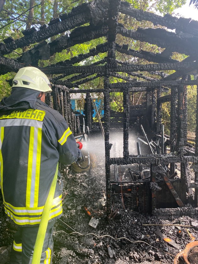 FF Olsberg: Gartenhütte abgebrannt, 79-jähriger versucht mit Gartenschlauch zu löschen.