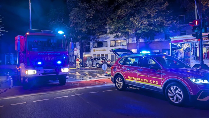 FW-KLE: Fahrzeugbrand nach Verkehrsunfall - Feuerwehr verhindert Übergreifen der Flammen