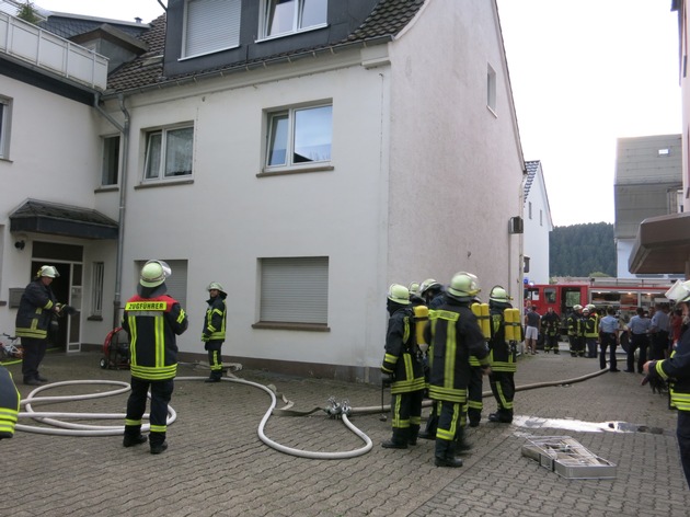 FW-AR: Arnsberger Feuerwehr rettet vier Personen aus brennender Wohnung