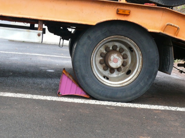 POL-OH: Verkehrsgefährdung auf der A7 - Lastzug hing wegen falscher Beladung in den Steigungsstrecken Pommer und Homberg / Efze fest.