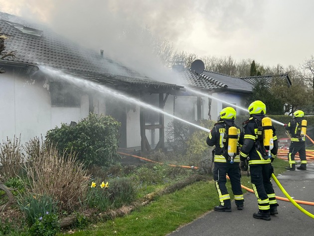 FW Sankt Augustin: Nach Küchenbrand steht Einfamilienhaus im Vollbrand