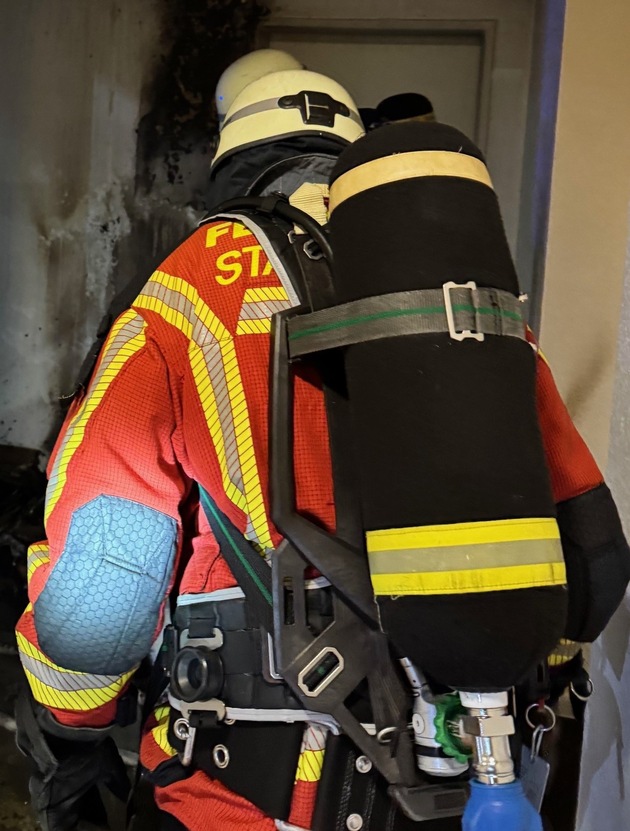 FW D&uuml;ren: Zimmerbrand mit vermisster Person - Feuerwehr D&uuml;ren im Einsatz