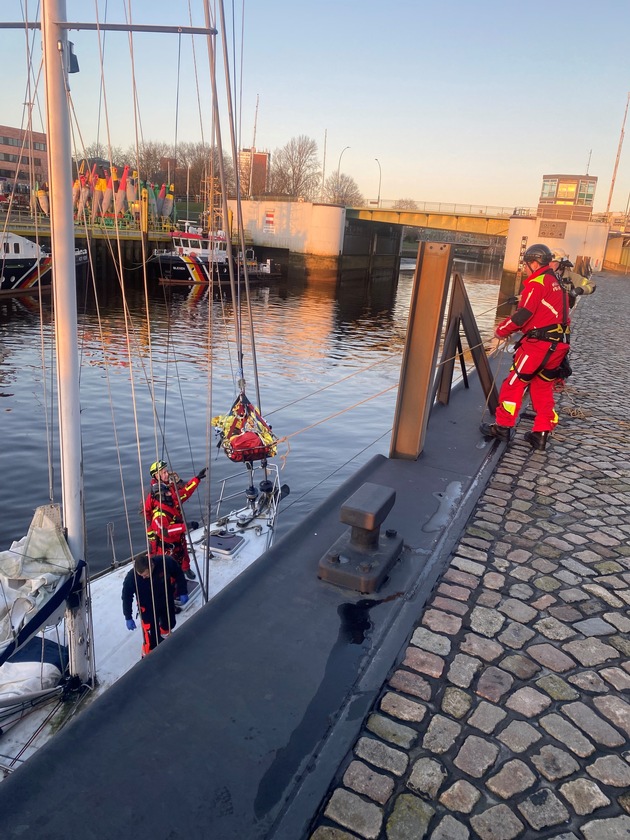 FW Bremerhaven: Höhenretter der Feuerwehr Bremerhaven unterstützen bei der Personenrettung von einem Sportboot