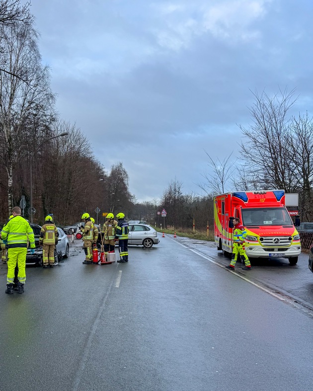 FW-DT: Zwei Einsätze für die Feuerwehr Detmold: Verkehrsunfall und lange Ölspur